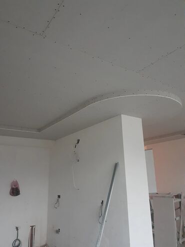 Alçipan: Peşəkar alcipan ustası Alçipan işləri görülür: • Arakəsmə • Asma tavan — 3