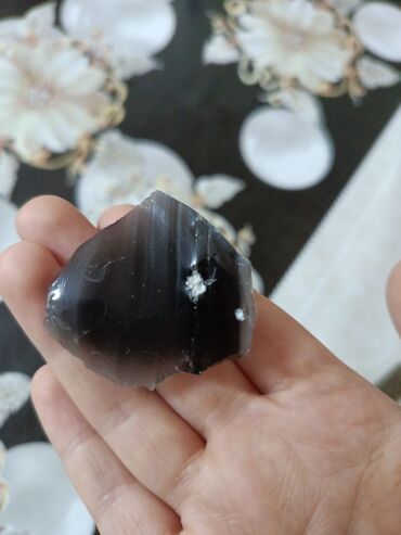 Dekorativ daşlar: Təbii obsidian daş parçaları Məhsulun təsviri: - Vulkanik mənşəli — 14