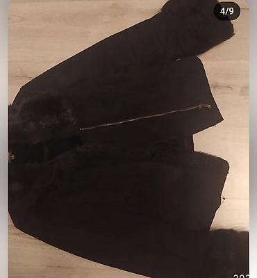 dublenka: Dublenka . Qadın qara üst geyimi – süni kürk detallı. - Model — 3