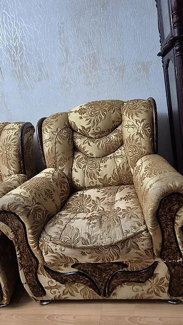Divanlar: Klasik üslubda üç yerlik divan - Rəng və naxış: Bej əsas fon üzərində — 4