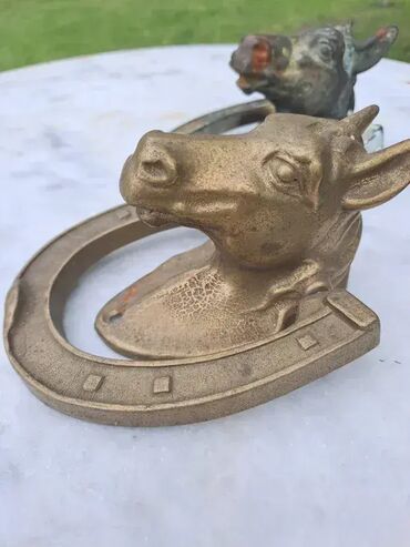 Ostali antikviteti: Bronzani zvekir, prodaju se u vidjenom stanju. Cena za konje 10000 — 3