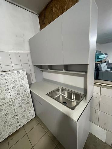 Компактный кухонный гарнитур в современном минималистичном стиле. -