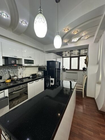 Uzunmüddətli kirayə mənzillər: Mətbəx hissəsində ağ rəngli modul mebellərlə təchiz olunmuş, qara -da lalafo.az — 6 Uzunmüddətli kirayə mənzillər: Mətbəx hissəsində ağ rəngli modul mebellərlə təchiz olunmuş, qara — 6