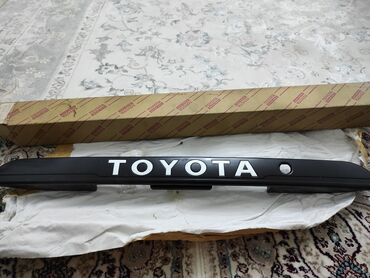 накладки на ручки: Багажниктин туткасы Toyota Жаңы, түсү - Кара, Оригинал