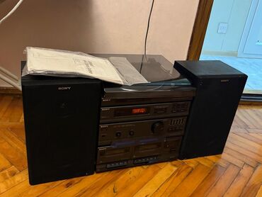 Mikrofonlar: Sony brendinin musiqi sistemi. Bu sistemə qara rəngli iki dinamik və