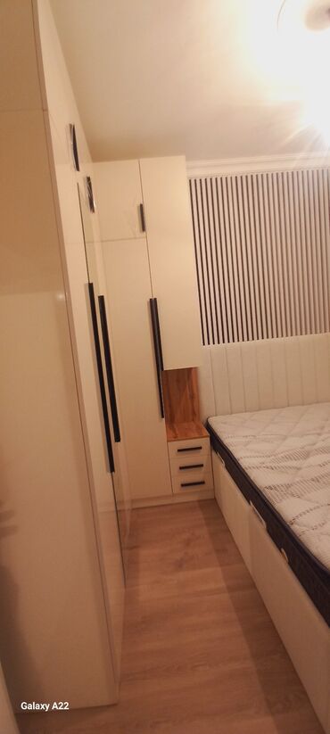 Mətbəx mebeli: Mətbəx mebeli dəsti – L formalı, ağ və bənövşəyi parlaq fasadlarla — 5