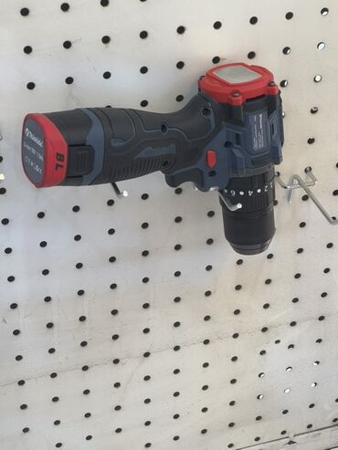 stabilizator 5000v: Bu Makita markalı, qırmızı və qara rəngli, fırçasız mühərrikli simsiz