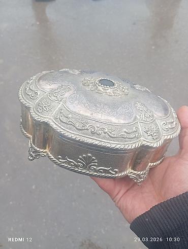 qumu: Gümüşü rəngdə dekorativ metal qutu - Material: tökmə metal, gümüşü — 1
