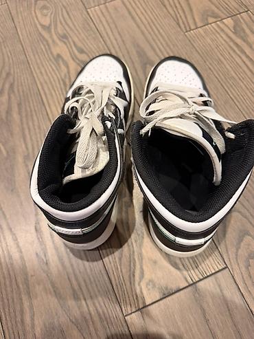 jordan kofta: Nike Air Jordan 1 Mid – qara/ağ rəng sxemi, nane-yaşıl Swoosh və Wings — 3