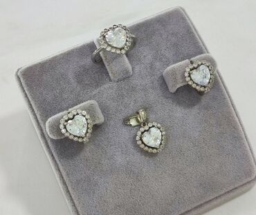 серебряный набор кольцо и серьги: Серебряный комплект 925 пробы Размеры имеются Цена 3500сом Есть