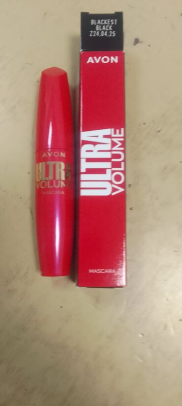 pidzame koje svetle u mraku prodaja: Avon Ultra Volume maskara u crvenom pakovanju. Maskara je u nijansi