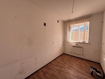 Продажа коттеджей и домов: Продается капитальный двух этажный дом В городе Кара-Балта на улице — 11