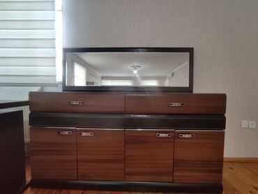 Komodlar: 2 ədəd yaxşı vəziyyətdə güzgülü komod satılır. Ölçüləri aşağıdakı — 1