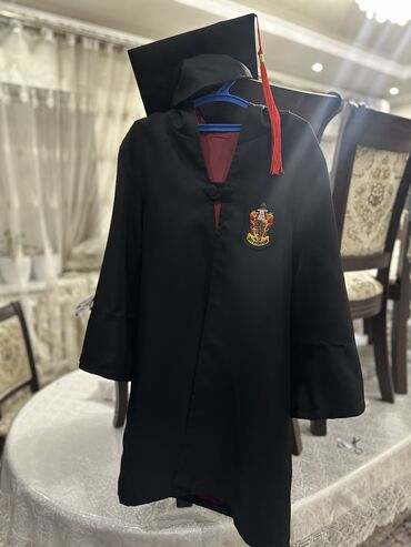 Верхняя одежда: Мантия для выпускного 🎓🧑‍🎓👩‍🎓
Для роста 120-140 
🤳