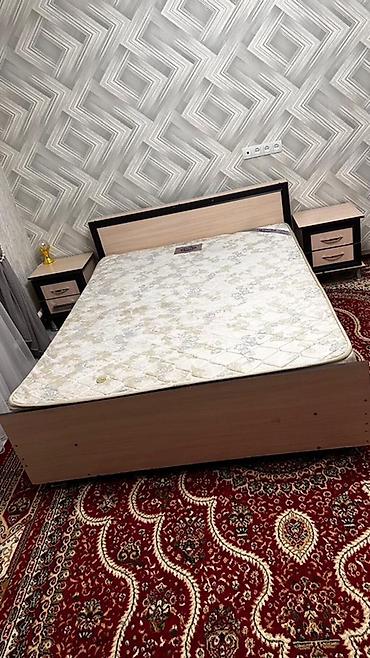 спальный мещок: Двуспальная кровать с матрасом и парой прикроватных тумб - — 1
