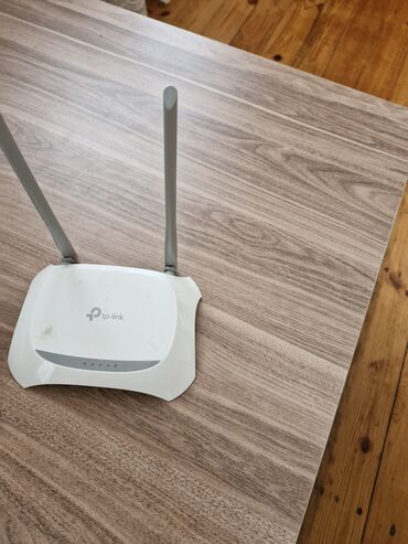 zyxel модем: TP-Link brendinin ağ rəngli simsiz routeri, evdə və ya ofisdə