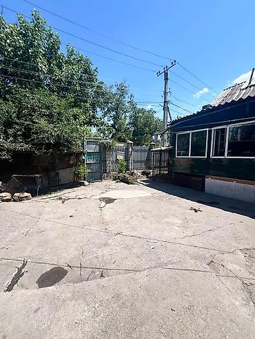 Недвижимость: Продаётся земельный участок с домом и хозпостройками. Расположение: с — 3