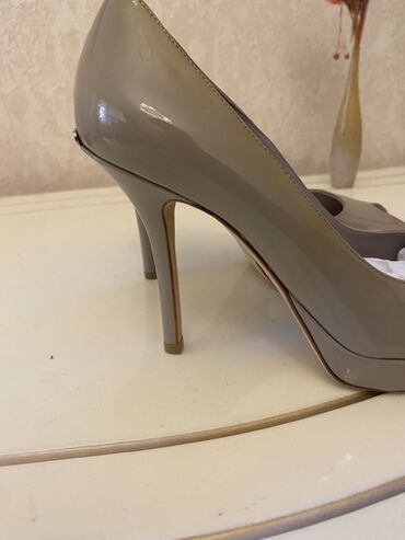 Tuflilər: İki cüt qadın ayaqqabısı və uyğun çanta dəsti 1) Lolita Botti leopard — 22