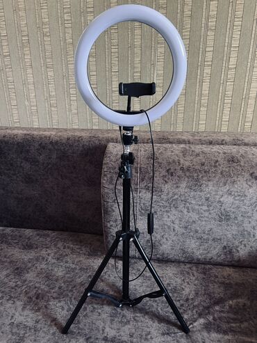 лампа для салона: Кольцевая лампа в хорошем состоянии 
Диаметр 24 см