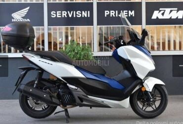 spojnice prikolice za auto prikolice: Moderan skuter Honda Forza u beloj i plavoj boji, opremljen