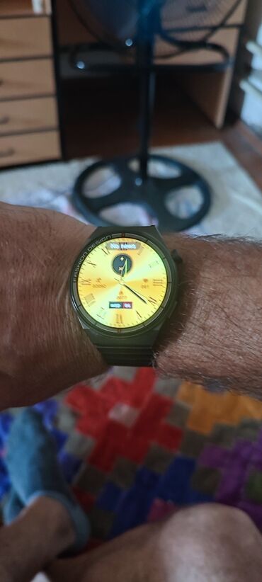 сколько стоит smartwatch: Умные часы с круглым циферблатом и черным ремешком. Часы имеют