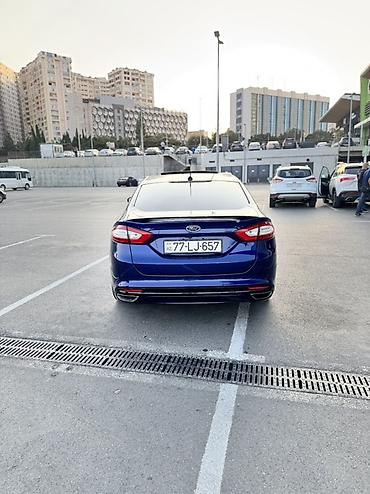 Транспорт: Ford Fusion sedan – mavi rəng, 4 qapı, ön və arxa park yerlərində — 4