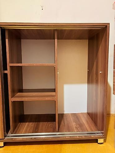 Digər dolablar: Sürgülü qapılı dolab uzunluqu 1.80dir hündürlük 1metirdir polkası var — 2