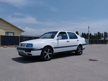 срочно срочно продам машину: Volkswagen Vento: 1992 г., 1.8 л, Механика, Бензин, Седан