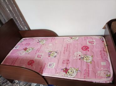 Детская мебель: Детская кроватьприблизительно до 9 -10 лет размер ширина 75 см