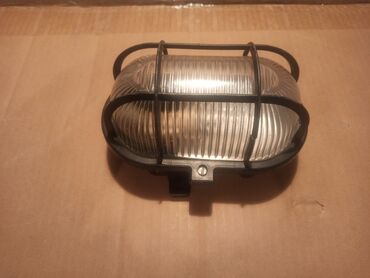 Rasveta: Tri zidne-plafonske lampe (tzv. brodske armature). Sve tri su — 6