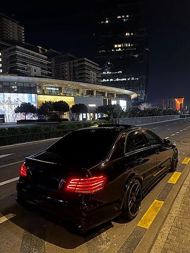 mersedes guzgu: Mercedes-Benz E‑Class sedan – AMG paketli, qara rəngdə. Əsas — 7