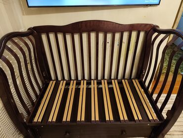 тумбочку для игрушек: Детская кроватка из массива дерева (темный орех)