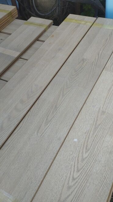 Linoleum: Salam yalnız vatsapa yazınLaminat 117 kv var qiymət 6.50 qep.ünvan