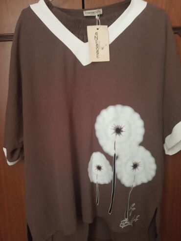 Kurtkalar: MadamZa couture brendinin qəhvəyi rəngli, qısaqol bluzası. Ağ rəngli V