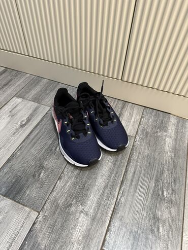 синие женские кроссовки: Кроссовки Nike темно-синего цвета с розовыми и зелеными акцентами