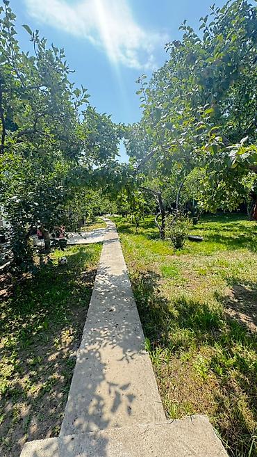 Продажа коттеджей и домов: 🏡✨ Продаётся уютный дом на берегу прекрасного Иссык-Куль ✨🏔️ 📍 Район — 8