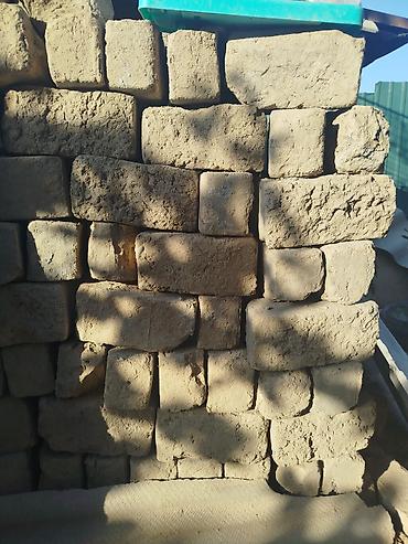 Саманныe кирпичи для строительства и хозяйственных работ. Натуральный