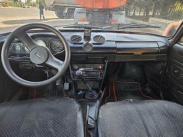 ваза: VAZ 2106 sedan – mavi rəng, klassik kuzov dizaynı ilə. Xüsusiyyətlər — 6