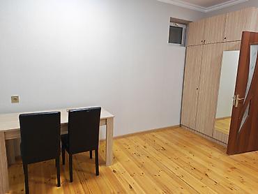 Uzunmüddətli kirayə mənzillər: Aileli,usaqli sexslere verilmir.Kirayə üçün 1 otaqlı, mebel və məişət — 2