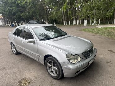 Mercedes-Benz: Автомобиль Mercedes-Benz C-класса в кузове седан, серебристого цвета