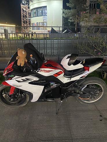 Спортивный мотоцикл Yamaha ЭЛЕКТРО в ярком красно-бело-черном at lalafo.kg Спортивный мотоцикл Yamaha ЭЛЕКТРО в ярком красно-бело-черном