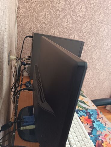 Masaüstü kompüterlər və iş stansiyaları: Fujitsu stolüstü kompüter seti Tərkib: - Fujitsu mid-tower sistem — 9