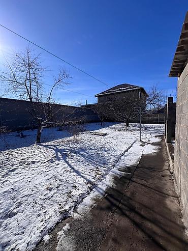 Продажа коттеджей и домов: Продаётся добротный дом в г. Бишкек 📍 Ж/м Кара-Жыгач, ул. Дордой — — 3