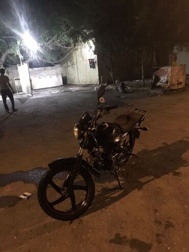 Mopedlər,skuterlər: Şəhər daxili sürüş üçün yığcam və qənaətcil motosiklet