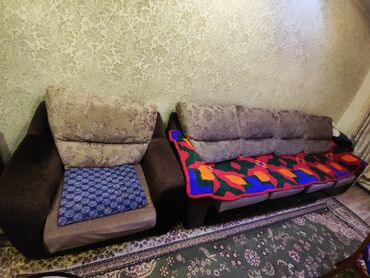диван и 2 кресла: Диван-кровать, цвет - Коричневый, Б/у