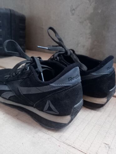 спорт буюмдары: Черные кроссовки Reebok с серыми полосками по бокам и светлой
