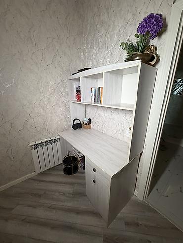 Инструменты: Açıq rəngli kompüter/yazı masası üst rəf hissəsi ilə birlikdə təqdim — 4