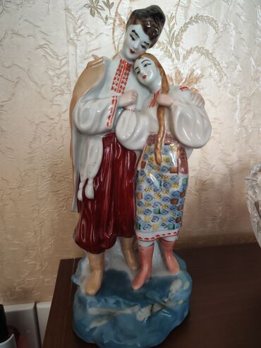 статуетка: Статуэтка . Россия. Высота 28 см