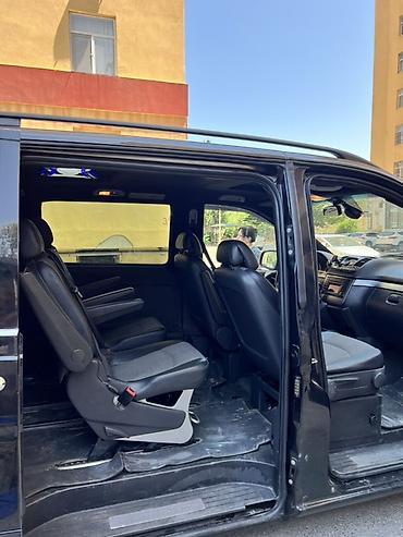 mersedes kardan: Mercedes-Benz Viano uzun kuzovlu miniven təqdim olunur. Avtomobil qara — 2