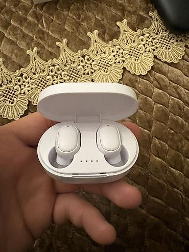 Tam simsiz Bluetooth qulaqlıq - Rəng: ağ - Kompakt şarj qabı ilə